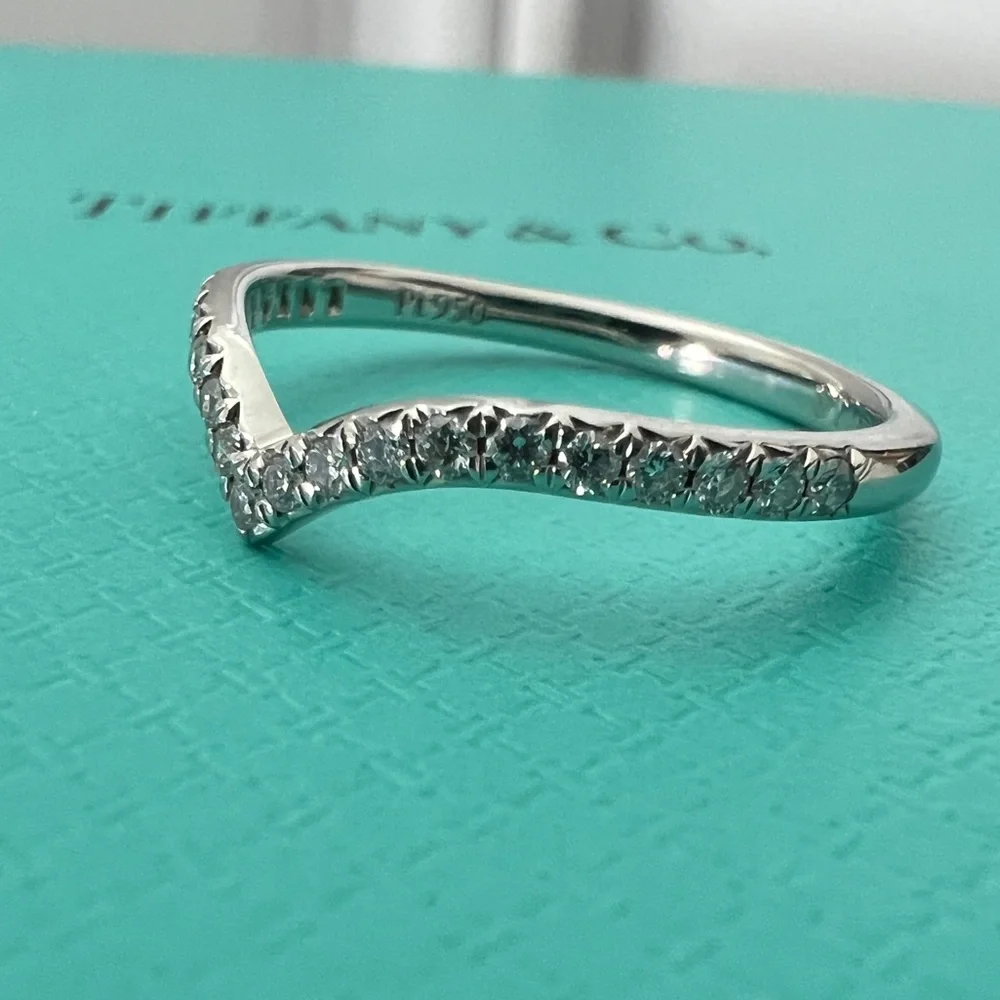 Beautiful V ring